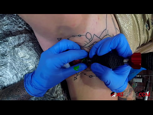 ❤️ Надзвичайно татуована красуня Саллі Севідж зробила татуювання на кліторі ❤️ Російське порно на порно uk.pornio.xyz